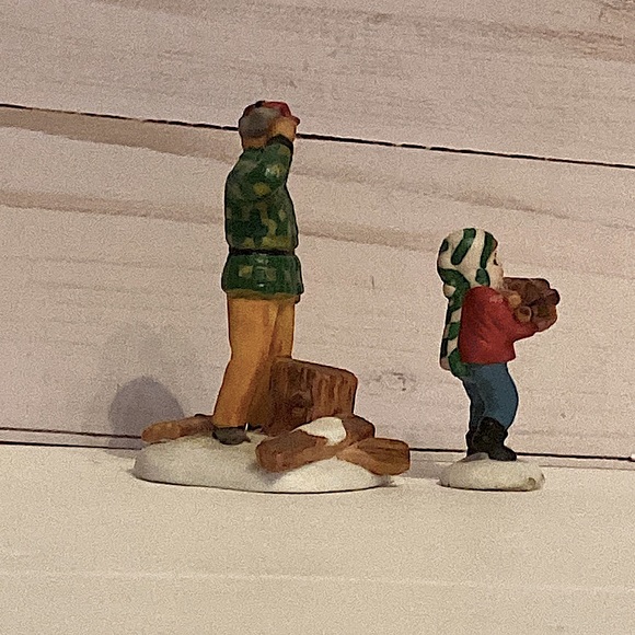 DEPARTMENT 56 - Woodcutter and Son - Heritage Village - New England Village - Picture 3 of 7